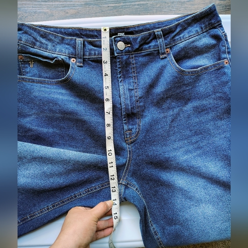 Frye women's high-rise tapered hem stretch jeans, Denim sz 10/30 oversized. - Picture 9 of 17